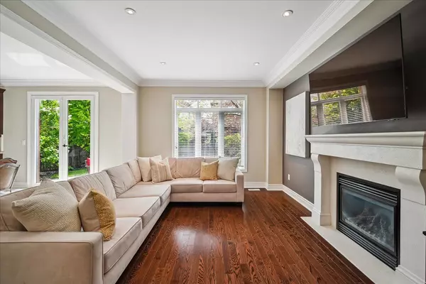Oakville, ON L6H 0B9,2394 Robmar DR