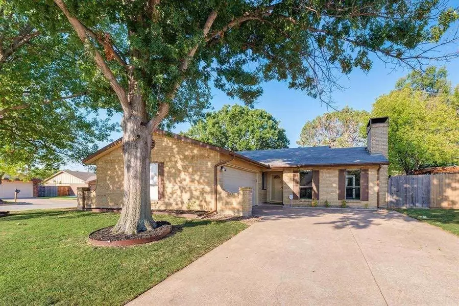 2901 Woodbridge Drive, Bedford, TX 76021