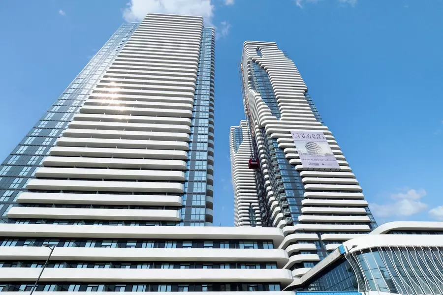 28 Interchange WAY #2010, Vaughan, ON L4K 0P8