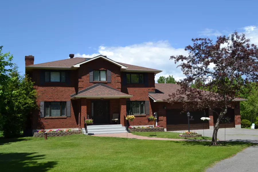 7 Grierson LN, Kanata, ON K2W 1A6