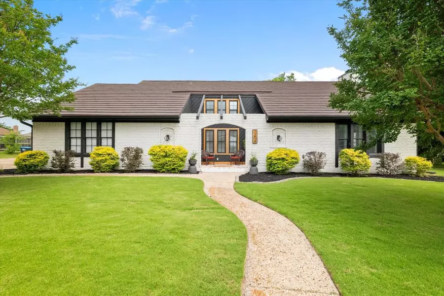 7204 Kingswood Drive, Fort Worth, TX 76133