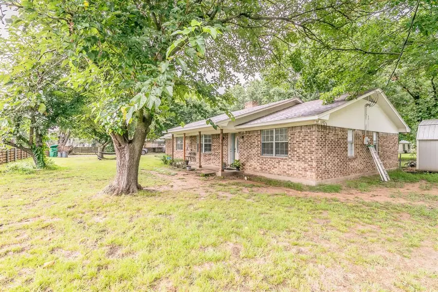 904 Sherman St, Tioga, TX 76271