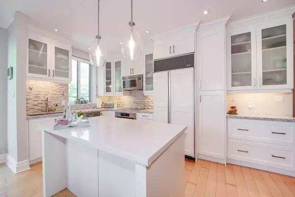 Toronto C15, ON M2K 2Z7,1 Watergarden WAY #201