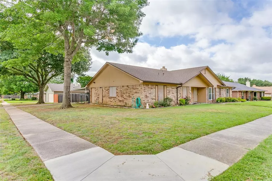 818 Blessing Creek Drive, Euless, TX 76039