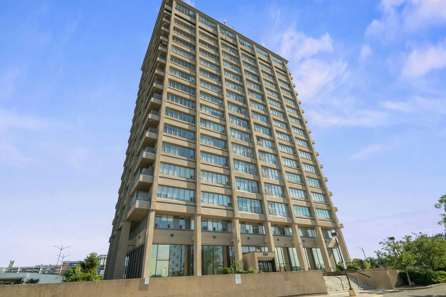 797 Don Mills RD #205, Toronto C11, ON M3C 1V1