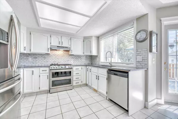 Calgary, AB T2Y 2Y8,202 Shannon HL SW