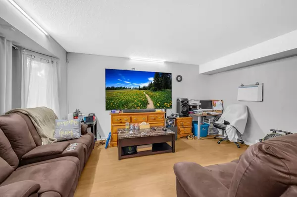 Calgary, AB T3J 3B6,55 Falshire TER Northeast