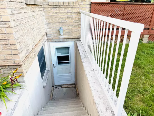 Pickering, ON L1X 1L8,650 Cognac CRES #BSMT