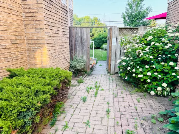 Pickering, ON L1X 1L8,650 Cognac CRES #BSMT