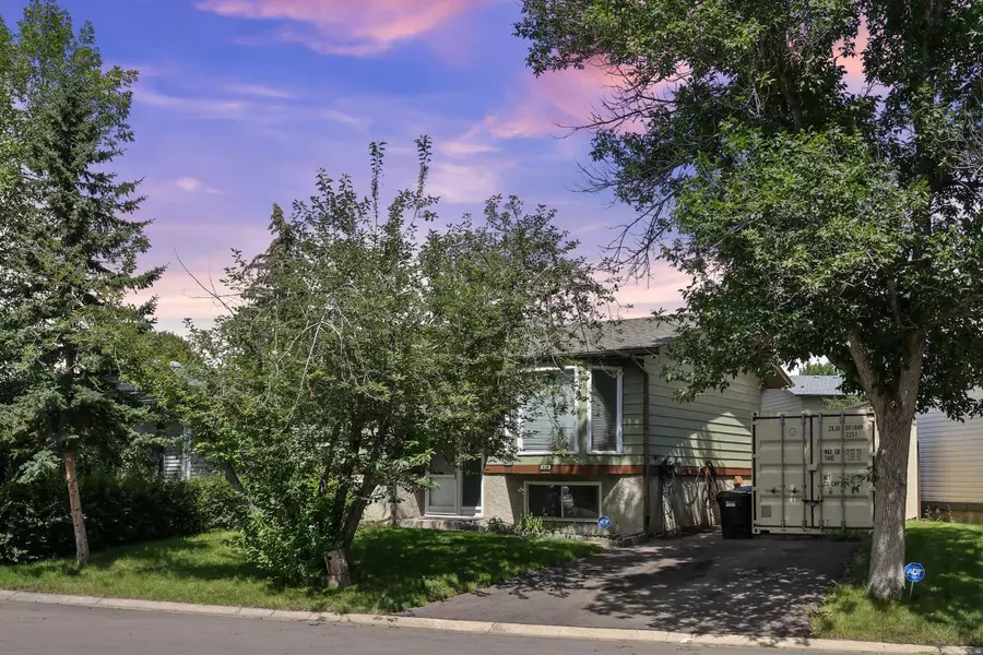 923 Whitehill WAY NE, Calgary, AB T1Y 3G1