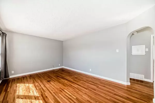 Calgary, AB T3E4B3,7 Glenmount CRES SW