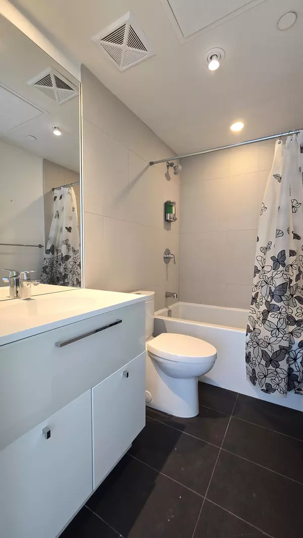 Toronto C01, ON M4Y 1A1,15 Grenville ST #3908
