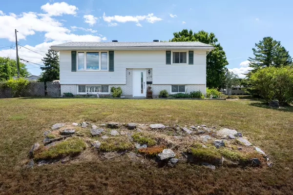 126 Chesterfield DR, Loyalist, ON K7N 1M2