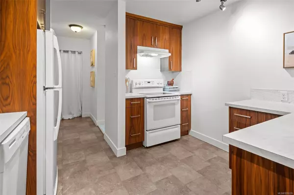 Saanich, BC V8X 1M2,3252 Glasgow Ave #402