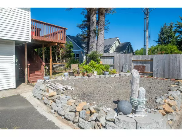Lincoln City, OR 97367,541 SE OAR AVE