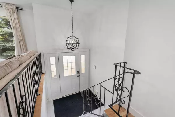 Calgary, AB T2K 4T6,7819 Hunterquay WAY Northwest