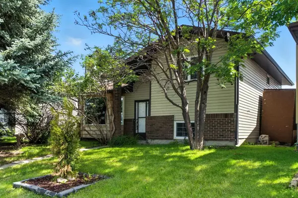 12 Castlegrove PL NE, Calgary, AB T3J1S2