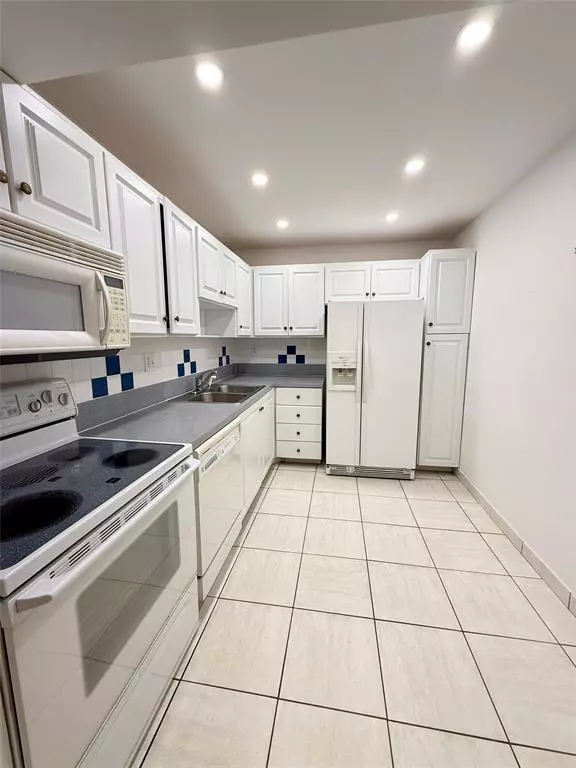 Tamarac, FL 33321,6701 N University Dr #206