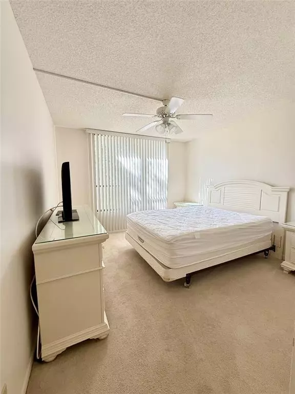 Tamarac, FL 33321,6701 N University Dr #206
