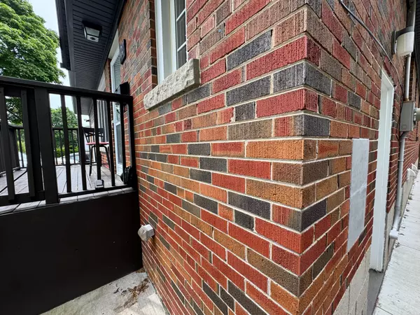 102 Paulart DR, Toronto W08, ON M9B 3V9