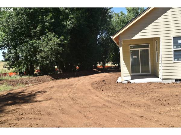Silverton, OR 97381,845 OAKLEAF WAY