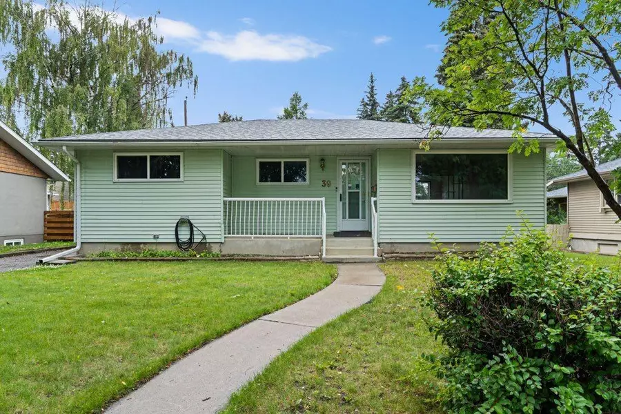 39 Westwood DR SW, Calgary, AB T3C 2V8