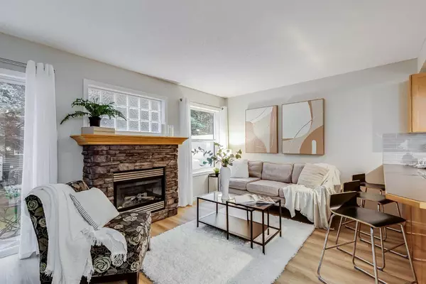 144 Everstone PL SW, Calgary, AB T2Y4H8