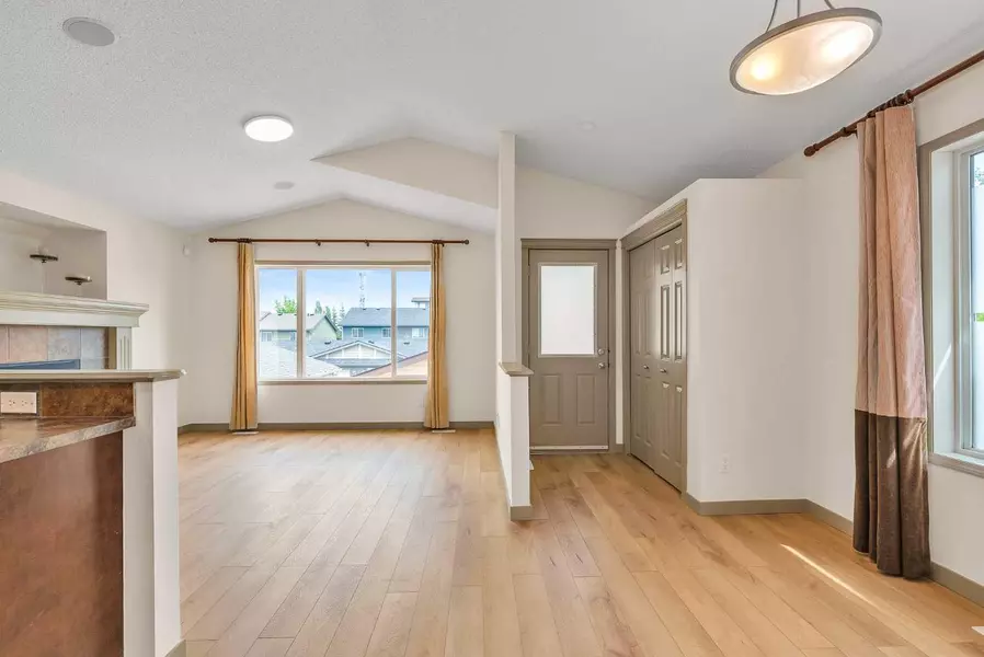 16 Panora Close Northwest, Calgary, AB T3K 0G3
