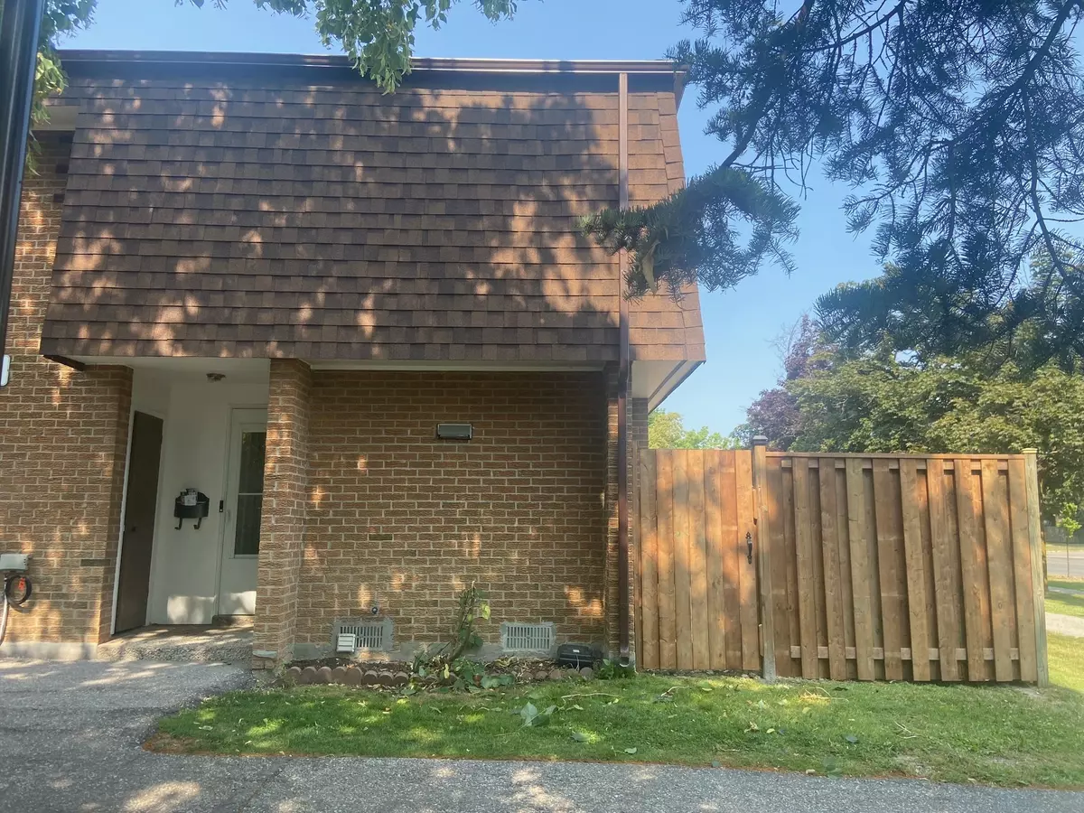 Toronto W10, ON M9V 2A8,20 Litchfield CT #120
