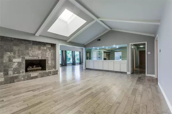 Dallas, TX 75248,6843 Quarterway Drive