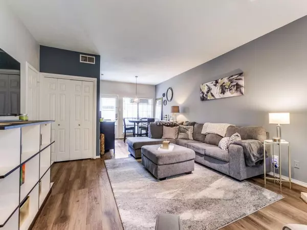 Dallas, TX 75231,9910 Royal Lane #903