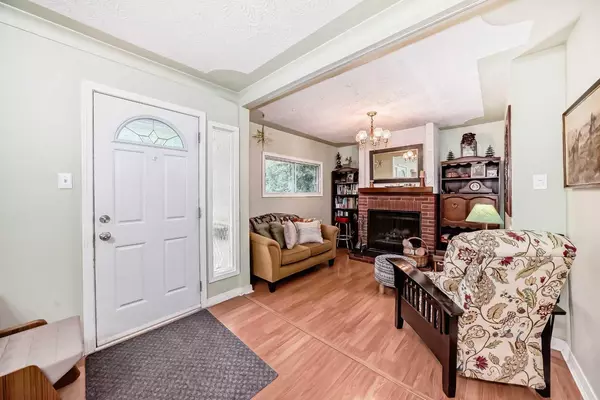 Calgary, AB T3B 1M3,8624 33 AVE NW