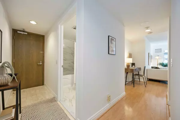 Toronto C08, ON M5C 2X4,50 Lombard ST #1204