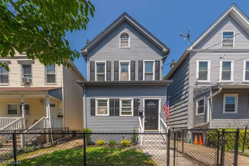 576 Walnut St, Elizabeth City, NJ 07201