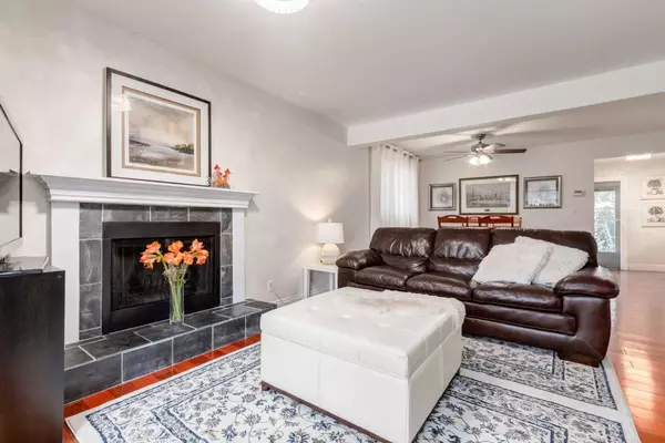Calgary, AB T2W 3J5,3725 Cedarille DR SW