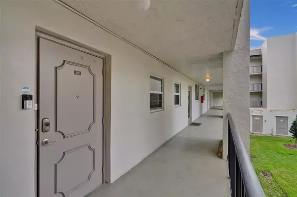 Davie, FL 33324,9480 Poinciana Pl #207