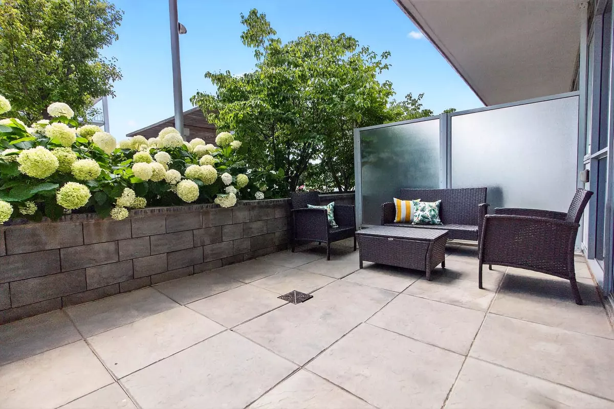Oakville, ON L6K 0J1,65 Speers RD #607