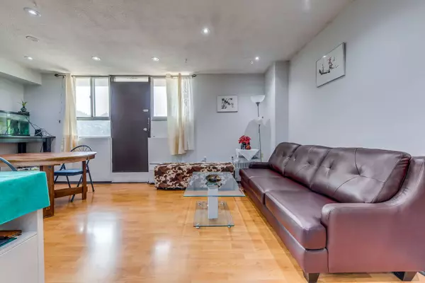 Toronto E04, ON M1P 4V2,100 Dundalk DR N #214