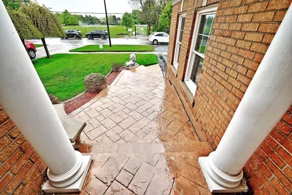 Richmond Hill, ON L4C 7X4,427 Mill ST