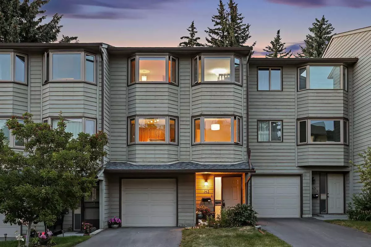 Calgary, AB T3E 6V3,143 Glamis TER Southwest