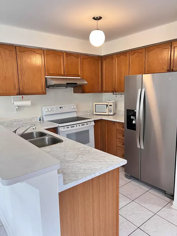 Mississauga, ON L5C 4S7,3020 Cedarglen Gate #40