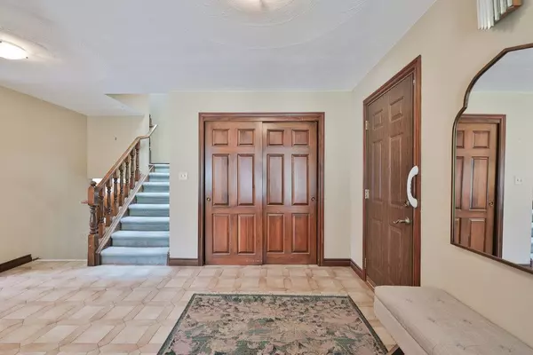 Hamilton, ON L8J 1X3,25 Ashbury LN
