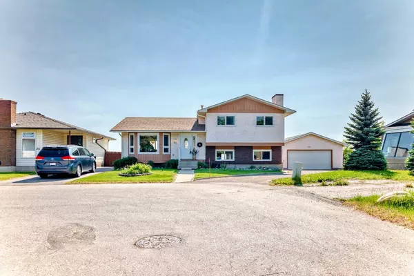 32 Radcliffe Bay Southeast, Calgary, AB T2A 6B3