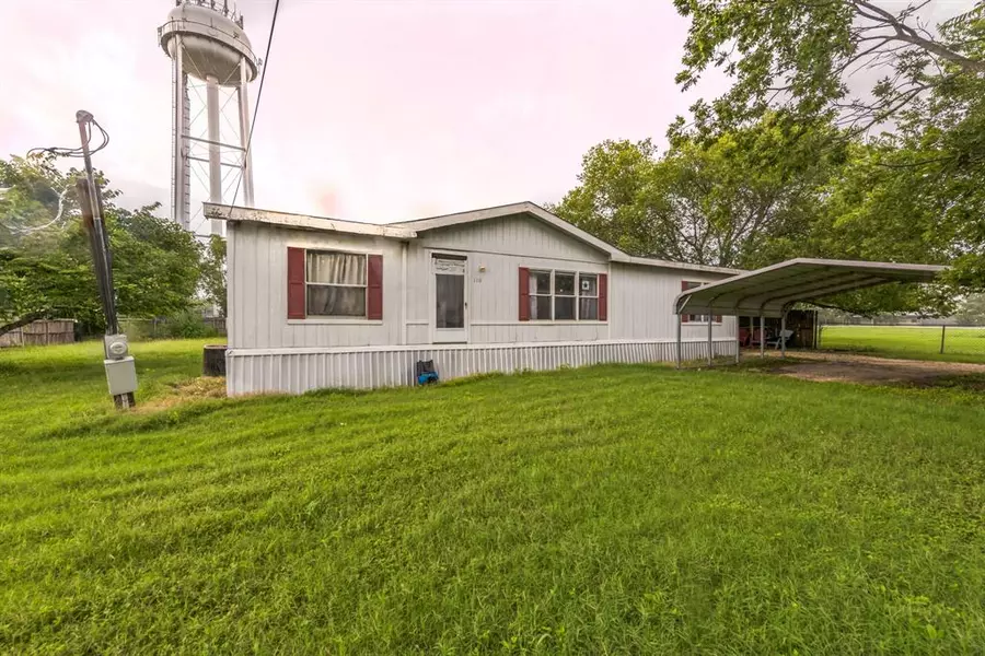 110 N 2nd Street, Mount Calm, TX 76673