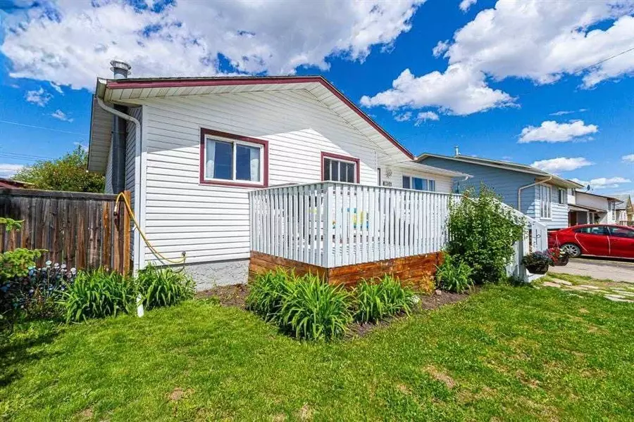 9924 93 AVE, Wembley, AB T0H 3S0