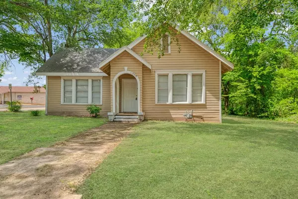 1358 Bonham St, Paris, TX 75460