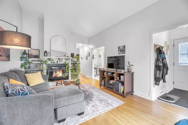 Calgary, AB T2M 3S5,2721 17 ST NW