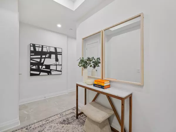 Toronto C02, ON M4V 2G8,285 Avenue RD #304