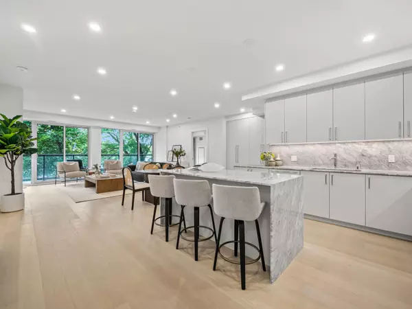 Toronto C02, ON M4V 2G8,285 Avenue RD #304