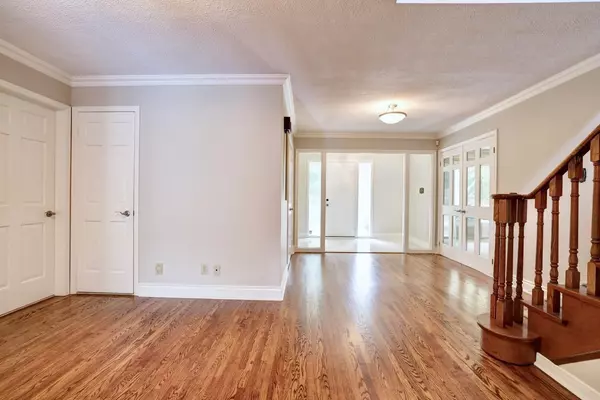 Mississauga, ON L5K 2G8,1677 Sherwood Forrest CIR
